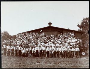 Grande gruppo di uomini e donne in piedi sulle tribune, 1894